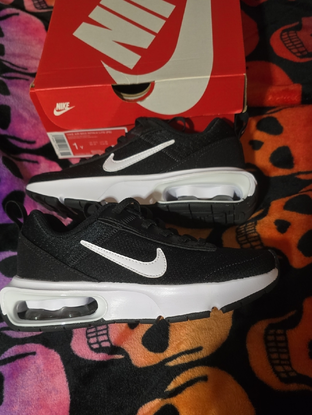 Nike Boys Black and White Air Cushion Running Shoes, New In Box